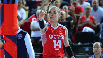 Eda Erdem'in hayranları beğeni butonunu çökertti. Filenin Sultanı makyajı saçı ve stiliyle olay oldu