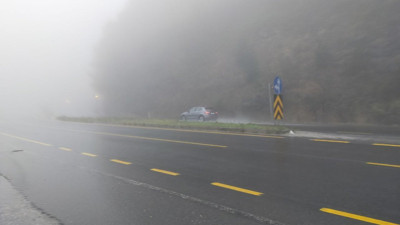 Sürücüler dikkat! Bolu Dağı'nda sis nedeniyle göz gözü görmüyor