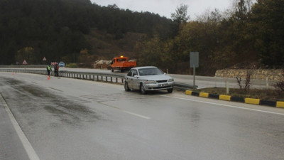 Kastamonu’da virajı alamayan otomobil bariyerlere çarptı