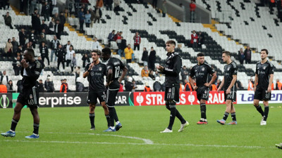 Beşiktaşlı futbolcular taraftara gitti şoke oldu. Görülmemiş protestonun görüntüleri