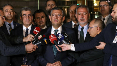 Özgür Özel Meclis’te ‘Adalet Nöbeti’ne başlayan CHP’li vekilleri ziyaret etti: Anayasa’ya kafa tutmak darbe girişimidir