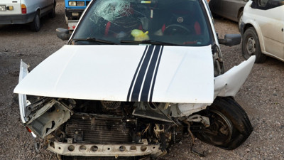 Lastiği patlayan otomobil bariyerlere çarptı: Aynı aileden 6 yaralı