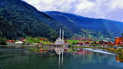 Çiçekçiden çaldığı çelengi başka bir çiçekçiye sattı