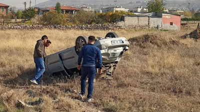Yoldan çıkan otomobil taklalar attı