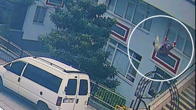 Yaşlı kadın 7 kattan düştü