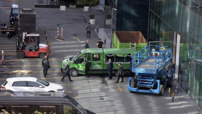 54'ncü kattan düştü cesedi 2 gün sonra bulundu. intihar ihtimali üzerinde duruluyor