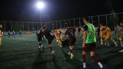 Yeşil saha ringe döndü. Futbolcu taraftara tokat attı