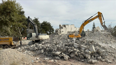 Kahramanmaraş'ta ağır hasarlı binaların yıkımı sürüyor (10 Kasım 2023)