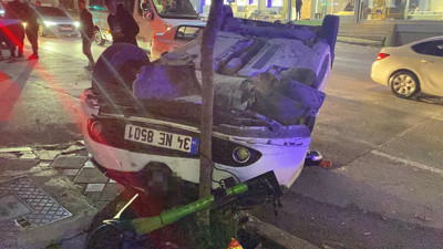 Halk otobüsüne çarpan otomobil takla attı. Kaza anı kamerada