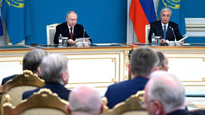 Kazakistan Cumhurbaşkanı bir geleneği bozdu: Rus heyeti şaşkınlığa uğradı