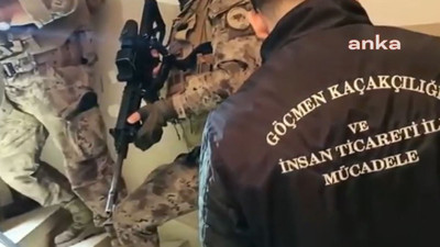 Göçmen kaçakçılığı operasyonu. Altından polis ve nüfus idaresi görevlileri çıktı