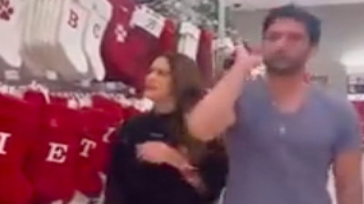 Eşi çok alışveriş yaptığı için eşine tasma takarak gezen adam tepki topladı