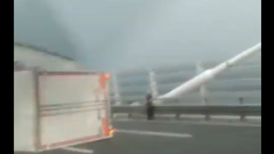 Yavuz Sultan Selim Köprüsü'nde lodos sebebiyle araç devrildi