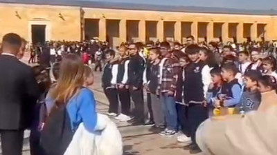 Anıtkabir'de Andımız'ı okuyan çocukların müdahale ettiler
