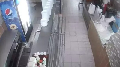 Lokantanın içine yıldırım düştü. Ustalar ise hiçbir şey olmamış gibi işine devam etti