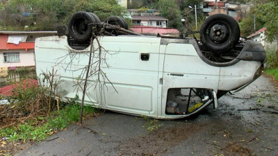 Sarıyer'de yağmurda kayan minibüs alt sokağa uçtu