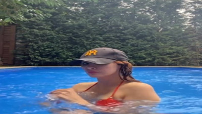 Mine Tugay'dan yağmur altında havuz keyfi