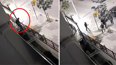 Elindeki pala ile yoldan geçenlere saldırdı: Vatandaşlar canını zor kurtardı