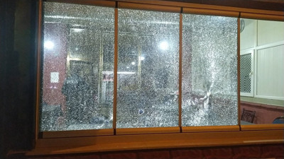 Motosikletle iş yerini kurşun yağmuruna tutup kaçtılar