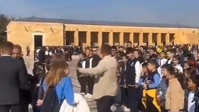 Anıtkabir'de Andımız'ı okuyan çocuklara müdahale