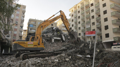 Diyarbakır'da ağır hasarlı binaların yıkımı sürüyor