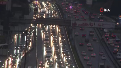 Sağanak etkisini gösterdi trafik yine felç oldu. Trafik yüzde 80’e ulaştı