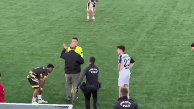 Teknik direktör hakeme tokat attı. Lig maçında ortalık karıştı