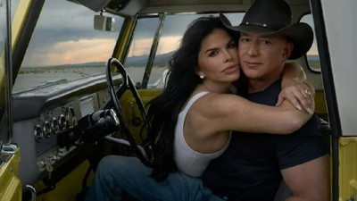 Dünyanın en zengin adamının nişanlısı ile pozları olay oldu