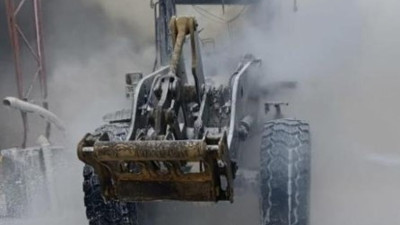 Hatay’da bir fabrikada iş makinesi alev aldı