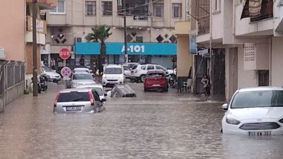 Yollar göl oldu araçlar suya gömüldü