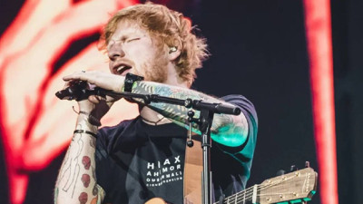 Ünlü şarkıcının iç çamaşırları açık artırmada