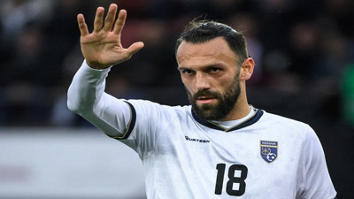 İsrail polisleri deplasmana geldikleri Kosova’da Kosovalı futbolcuları aradı. Vedat Muriqi ateş püskürdü