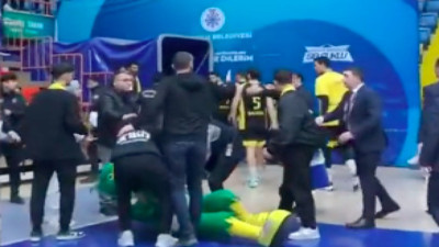 Maçta kavga çıkınca birden Kurtlar Vadisi müziği çalmaya başladı