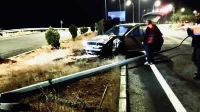 Otomobil elektrik direğine çarptı