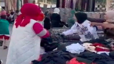 Pazarcının kendisi için söylediği şarkıya dalınca çantasını çaldırdı