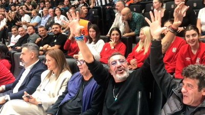 Beşiktaş taraftarı Hakan Altun'u salonda görünce hep bir ağızdan meşhur şarkıyı haykırdı