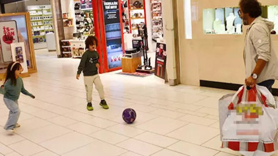 Fettah Can AVM'de çocuklarıyla maç yaptı