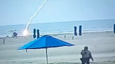 Plajda duran bir kadına yıldırım çarptı.