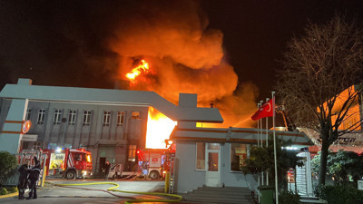 Esenyurt'ta kimyasal madde deposunda yangın çıktı. Patlamalar oluyor
