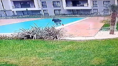 Bursa'da dalgın kurye dev gibi havuzun içine düştü