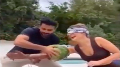 Gözlerini bağladığı kız arkadaşına öyle bir şaka yaptı ki genç kadın neredeyse bayılacaktı