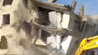 İş makinesinin tek bir dokunuşuyla yerle bir oldu