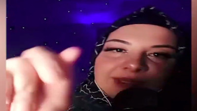 TikTok yine bildiğiniz gibi... Bir kadın ağzından farklı sesler çıkararak telefonu okşayıp ASMR yayın yaptı