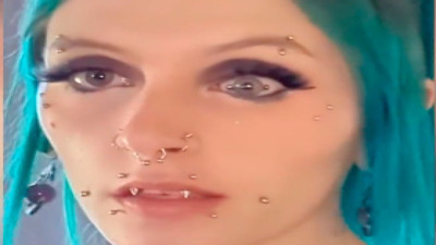 Görenlerin içi bir hoş oldu... Göz bebeğine piercing taktıran kadını gördünüz mü?