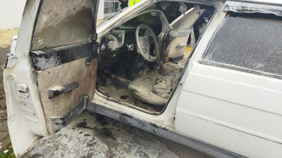 Acil servis önünde park halindeki otomobil yandı