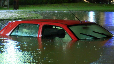 Otomobil süs havuzuna düştü