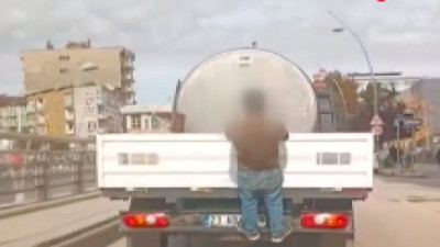 Elazığ'da kasalı aracın arkasına asılan çocuk tehlikeye davetiye çıkardı