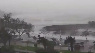 Zonguldak’ta metrelerce yükselen dalgalar gemiyi ortadan ikiye böldü