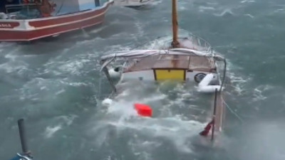 Karayel Bartın'daki kayıkları paramparça etti