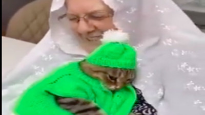 Kış gelince kedisine yelek ve bere ören anneanne kediyle birlikte yürekleri de ısıttı